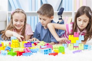 childnre playing with blocks